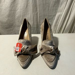 Bella Vita Textured Tan Heels with Bow